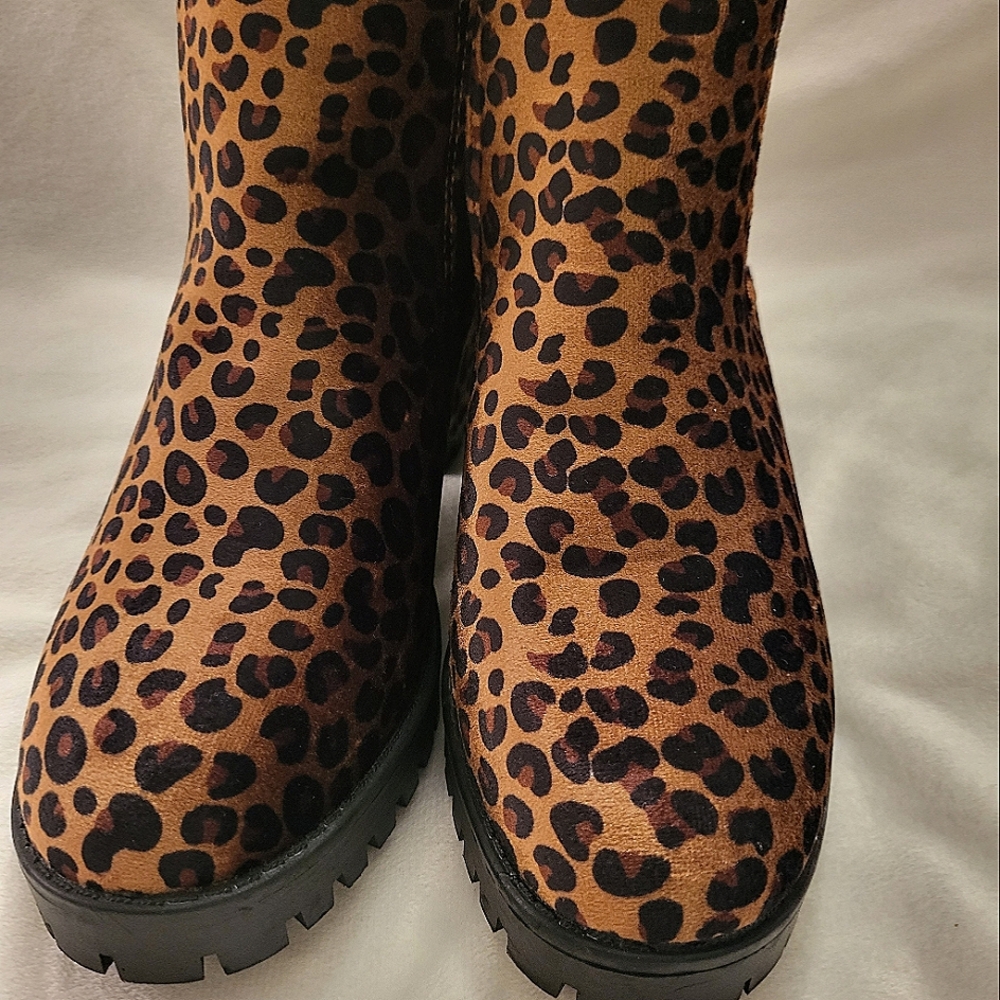 Cheetah velvet blockheel ankle boots 8